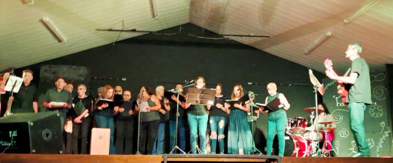 eu no centro do meu grupo, em apresentação de canto coral